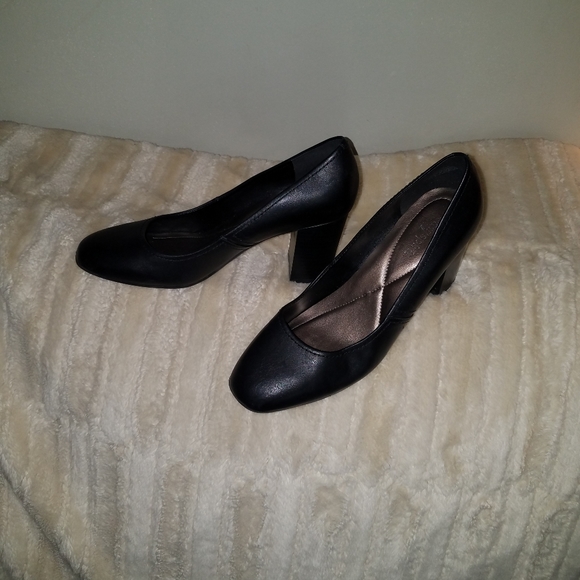 Easy spirit size 9.5 heels - Picture 1 of 8